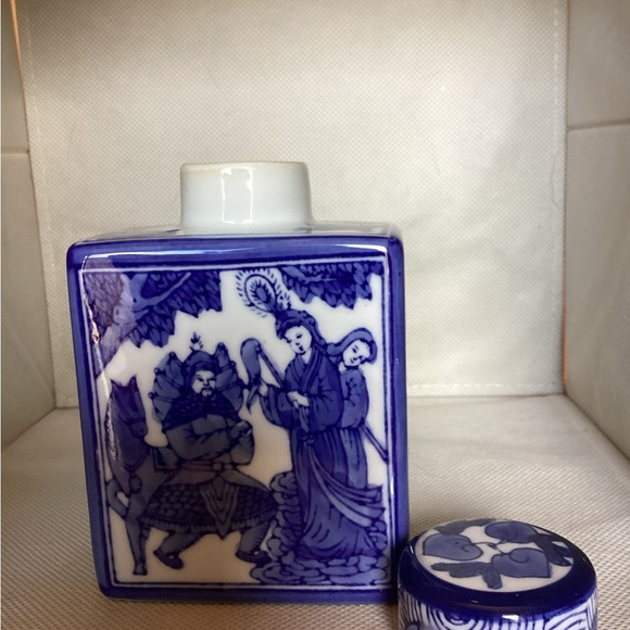 Small Square Blue White Chinoiserie Character Tea Jar - Picture 3 of 6